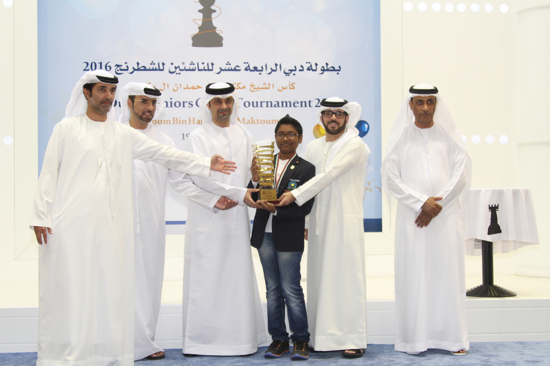 FM Mohammad Rahman receives the Sheikh Maktoum Bin Hamdan Al Maktoum Cup and the US$2,000 champion’s prize